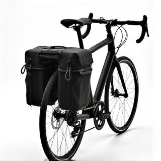 耐久性の高い防水パニアバッグを装着した自転車